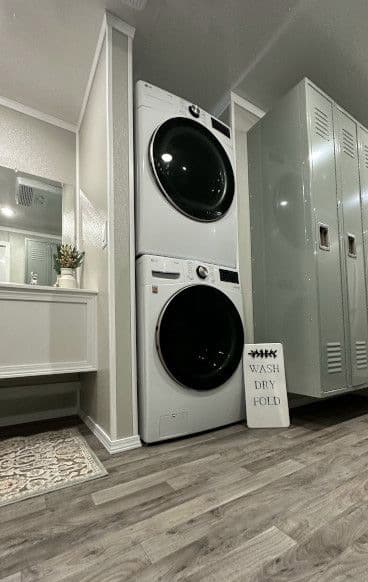 Laundry and locker room combo trailer exterior